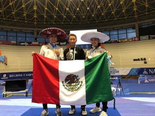 Luego de conquistar la tercera posición y subirse al podium de ganadores, los mexicanos posaron para la foto junto a su entrenador. (Cortesía FMTKD)