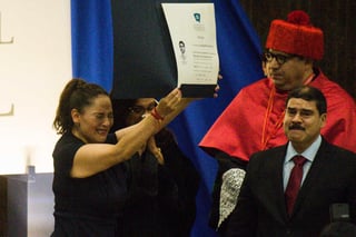 Los familiares de Norberto recibieron el diploma y la mención honorífica que la Universidad del Pedregal le otorgó al joven que fue secuestrado y después encontrado muerto. (EL UNIVERSAL)