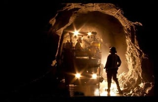 Mientras la industria minera es altamente rentable para sus propietarios, los mineros sobreviven con bajos salarios. (ARCHIVO)