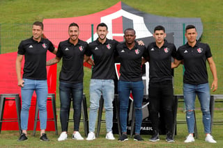 Los seis refuerzos de la escuadra rojinegra para el Apertura 2019 de la Liga MX posan para la fotografía durante su presentación oficial.