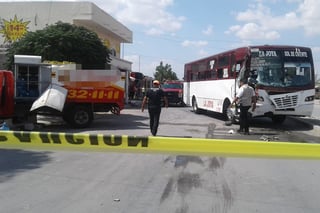 Se impacta camión de pasajeros contra una camioneta de reparto de gas. Ocho personas resultaron heridas, entre ellas dos menores. (EL SIGLO DE TORREÓN)