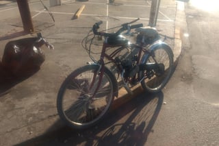 El afectado circulaba en una bicicleta con motor adaptado; fue trasladado a la clínica 46 del Seguro Social. (EL SIGLO DE TORREÓN)