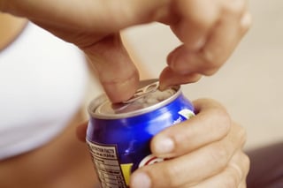 Han hallado un vínculo entre el consumo diario de bebidas azucaradas o zumo puro de frutas con el aumento del riesgo de desarrollar un cáncer. (ARCHIVO)