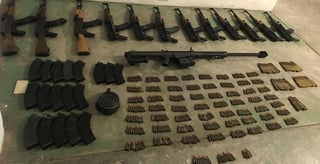 Funcionarios de Investigaciones de Seguridad Nacional dicen que la pesquisa permitió confiscar 52 fusiles de asalto AR-15, otras 189 armas largas, 156 pistolas, 30,000 balas y 110,000 dólares en efectivo. (ARCHIVO)