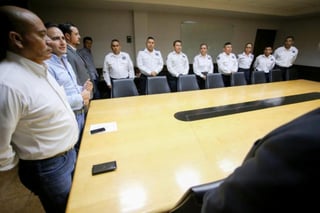 El alcalde reconoció a 12 elementos de la Policía Municipal. (EL SIGLO COAHUILA)