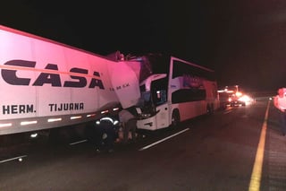 El autobús de pasajeros se impactó contra la parte trasera del tráiler en la carretera a Jiménez.