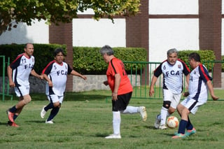 Ex-A-FCA se coronó campeón del Torneo Verano 2019 en la categoría Máster-Kos de la Liga Máster de Futbol de la Laguna. (ARCHIVO)
