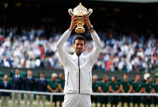 El serbio Novak Djokovic, número uno del mundo, salvó dos bolas de partido y venció al suizo Roger Federer en una gran batalla. (EFE)