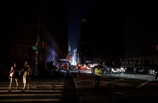 Las autoridades de Nueva York descartaron este domingo que el apagón masivo ocurrido el sábado en la zona oeste de la ciudad, que afectó a unos 72,000 clientes, fuera resultado de un ataque. (EFE)