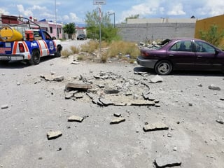 Uno de los trozos de concreto cayó sobre un automóvil Cavalier de color uva, causándole daños.