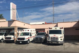 El trabajador del volante fue trasladado en una ambulancia a las instalaciones de Cruz Roja. (EL SIGLO DE TORREÓN)