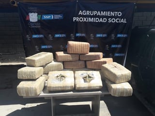 Dentro de camioneta, agentes localizan 17 paquetes con marihuana, suman 100 kilos de droga decomisada. (EL SIGLO DE TORREÓN)
