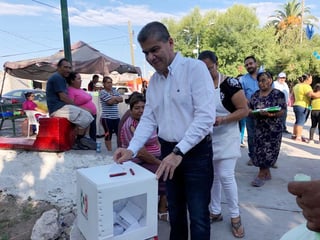 El gobernador Miguel Riquelme acudió a emitir su voto durante el domingo en el ejido La Paz, en Torreón. (EL SIGLO DE TORREÓN)