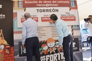 El alcalde de Torreón, Jorge Zermeño, y el gobernador de Coahuila, Miguel Riquelme, firmaron ayer lunes un letrero en el que se detallaron las obras del programa 'Vamos a Michas' en el municipio. (FERNANDO COMPEÁN)