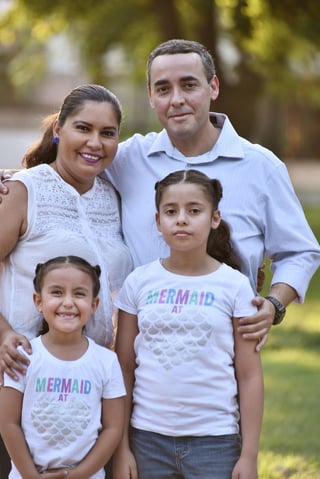 Humberto y Mary Carmen con sus hijos: Maryfer, Majo y Humberto.