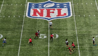 Un grupo de jóvenes juega durante el último torneo del NFL Flag Championship en el Tottenham Hotspur Stadium de Londres. (ARCHIVO)