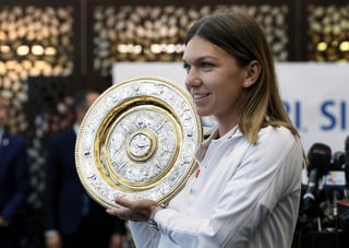 La tenista rumana llegó a su tierra con su más reciente trofeo. (EFE)