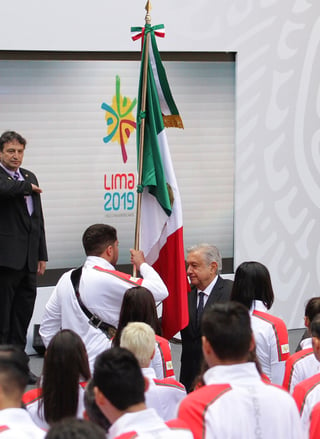 Andrés Manuel López Obrador encabezó el abanderamiento de la delegación mexicana que participará en los Juegos Panamericanos que se disputarán en Lima, Perú. (EFE)