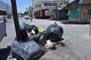 En el Centro de Torreón sacan la basura ignorando el horario de la recolección en esta zona. (EL SIGLO DE TORREÓN)