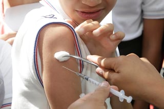 La tasa de inmunización en el mundo sigue estancada en un 86 %. (ARCHIVO)