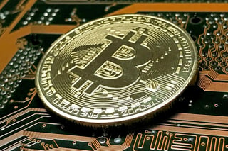 Según los datos del portal especializado Coindesk, a las 11:45 hora local (15:45 GMT), un bitcoin se cotizaba por 10,543,85 dólares, en tanto que dos horas después caía hasta los 9,634,89. (ARCHIVO)