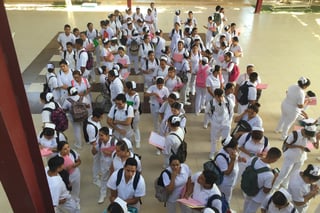 Más de un centenar de estudiantes de Enfermería acudieron en espera de obtener una plaza para realizar su servicio social.