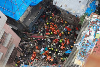El edificio de cuatro pisos de altura se desplomó en el barrio de Dongri, en Bombay, en plena temporada de monzón. (EFE)