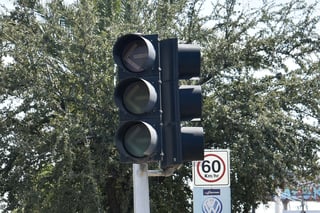 Algunos semáforos ya no se ven bien debido a lo deterioradas que están las micas. (EL SIGLO DE TORREÓN)