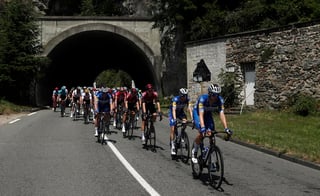 Un grupo de ciclistas durante la novena etapa del Tour de Francia. (EFE)
