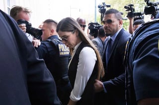 Emma Coronel Aispuro ingresó al tribunal fuertemente custodiado en Brooklyn, donde Guzmán conocerá su condena. (AP)
