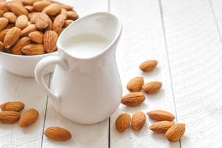 Las leche de almendras no contiene las hormonas y la grasa  que el lácteo entero. (ARCHIVO)
