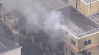 La cadena televisiva NHK difundió imágenes en las que se ven las llamas saliendo por una de las ventanas y humo por otras más.