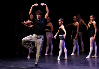 Ejemplo. El bailarín mexicano Isaac Hernández imparte una clase pública en la ciudad de Guadalajara. (EFE)