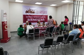 En las oficinas del Bienestar Región Laguna se realiza el registro del nuevo padrón de beneficiarios de programas sociales. (VIRGINIA HERNÁNDEZ)