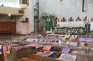 El obispo de Torreón, Luis Martín Barraza Beltrán, ofició una misa por los desaparecidos. (BEATRIZ A. SILVA)