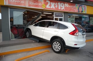 Conductora se mete a un OXXO con su camioneta; la mujer resultó ilesa, pero causó daños por 20 mil pesos. (EL SIGLO DE TORREÓN)