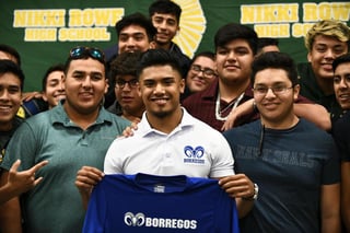 Durante sus últimos días en la Nikki Rowe High School, en McAllen, Texas, el joven Héctor Ramírez Beltrán fue objeto de un acto de celebración por sus compañeros y coaches, al ser becado por el Tec de Monterrey.