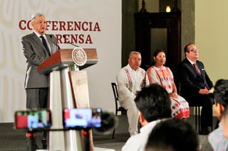 López Obrador entregó recursos recaudados en la pasada subasta de bienes confiscados, a los presidentes municipales de Metlatónoc y Cochoapa El Grande, en Guerrero. (NOTIMEX)