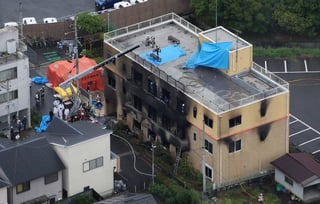 Los estudios, Kyoto Animation, se encuentran en la ciudad de Kioto, en un edificio de tres plantas que fue consumido rápidamente por las llamas que inició el sospechoso, que está detenido, con un líquido inflamable, posiblemente gasolina.
(EFE)