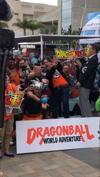 Poderosos. Fans de Dragon Ball haciendo el 'kamehameha' en el marco de la Comic Con San Diego.