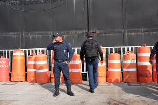 Elementos de la Policía Federal se manifiestan frente a la puerta principal de Palacio Nacional, en busca de un encuentro con el presidente Andrés Manuel López Obrador. (ARCHIVO)