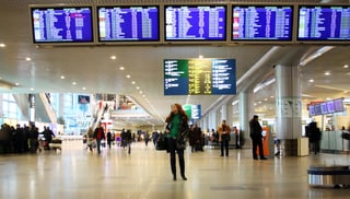 Comprar en aeropuertos puede dejarte sin dinero suficiente para disfrutar tu destino.(ARCHIVO)
