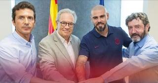 Valdés firmó este viernes un contrato que lo vincula con las fuerzas inferiores del conjunto catalán hasta junio de 2020. (ESPECIAL)