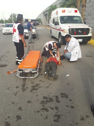 Paramédicos de la Cruz Roja acudieron al lugar del accidente para atender al ciclista lesionado.