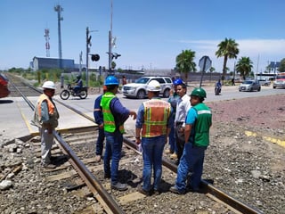 Ferromex inició los trabajos adicionales para que los cruces del ferrocarril a nivel que se encuentran en diferentes puntos de la ciudad terminen debidamente señalizados. (FABIOLA P. CANEDO)