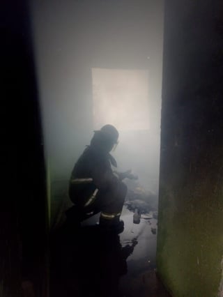 El personal de Bomberos acudió al lugar para atender la emergencia y logró controlar el fuego luego de algunos minutos. (EL SIGLO DE TORREÓN)