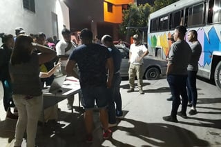 Autoridades aseguraron un autobús en Francisco I. Madero con 79 migrantes, en el lugar detuvieron a los 'polleros' responsables. (EL SIGLO DE TORREÓN)