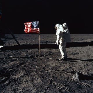 La emblemática fotografía aún genera muchas dudas sobre la llegada del hombre a la luna, algunos todavía creen que es un mito.