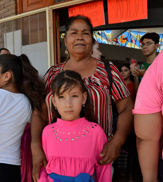 Magdalena y su nieta Sol Milagros acudieron para darle las gracias al Divino Niño, por su recuperación. (EDITH GONZÁLEZ)