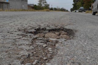 Exhortan a las autoridades correspondientes a atender su llamado y acudir a reparar el asfalto de la zona que está dañado. (EL SIGLO DE TORREÓN)